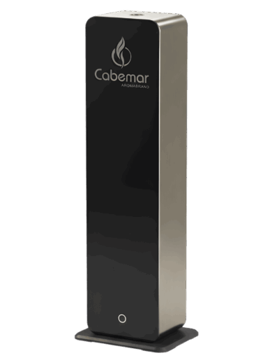 Torre difusora de aromas grandes espacios en acabado cromado brillante con frontal de cristal templado negro para marketing olfativo de lujo.
