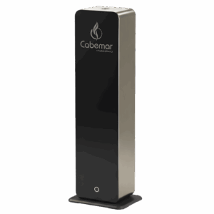 Torre difusora de aromas grandes espacios en acabado cromado brillante con frontal de cristal templado negro para marketing olfativo de lujo.