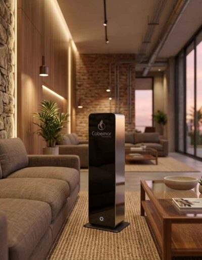 Equipo de torre difusora de aromas grandes espacios instalado discretamente junto al mostrador de recepción de un hotel de alta gama.